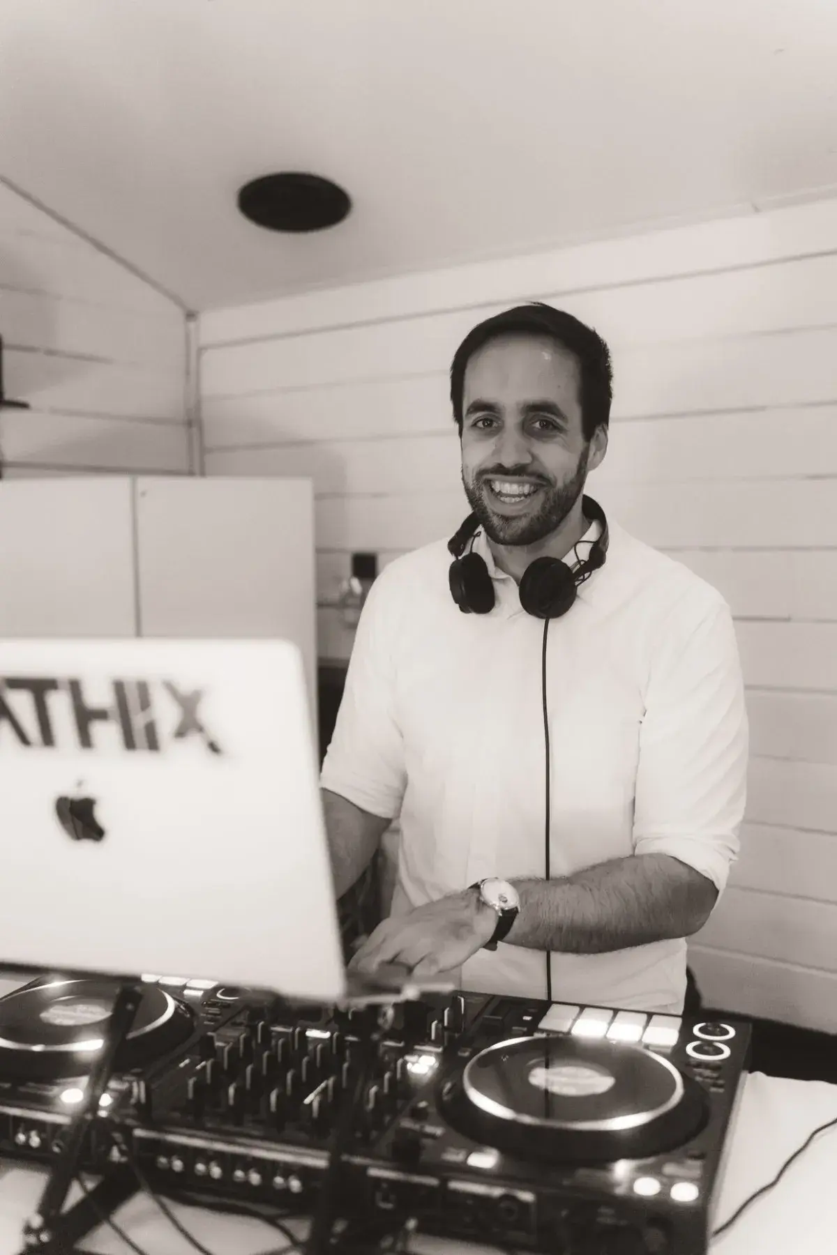 DJ Mathix achter de draaitafels
