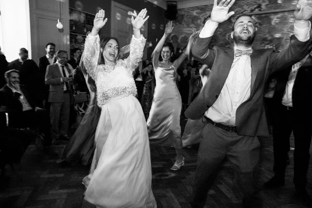 Bruidspaar danst met gasten op trouwfeest