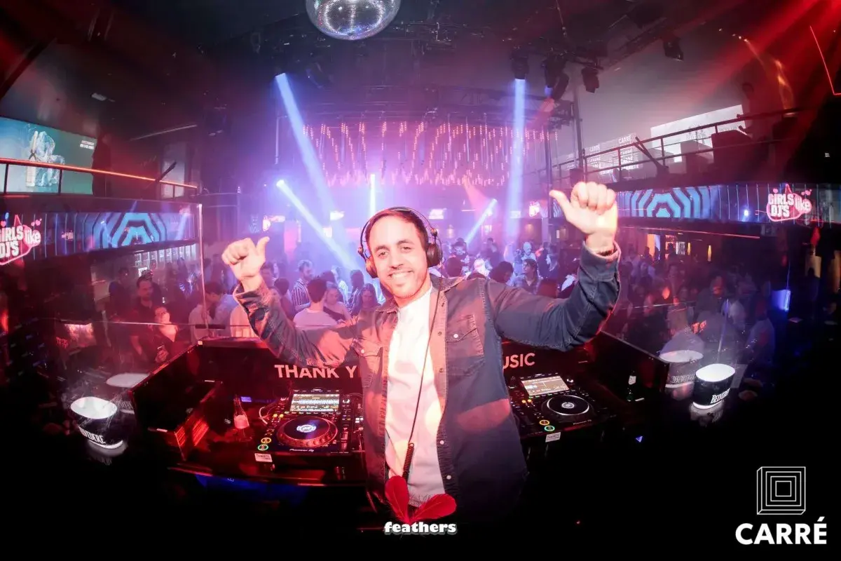 Bruiloftsgasten dansen met bruidspaar