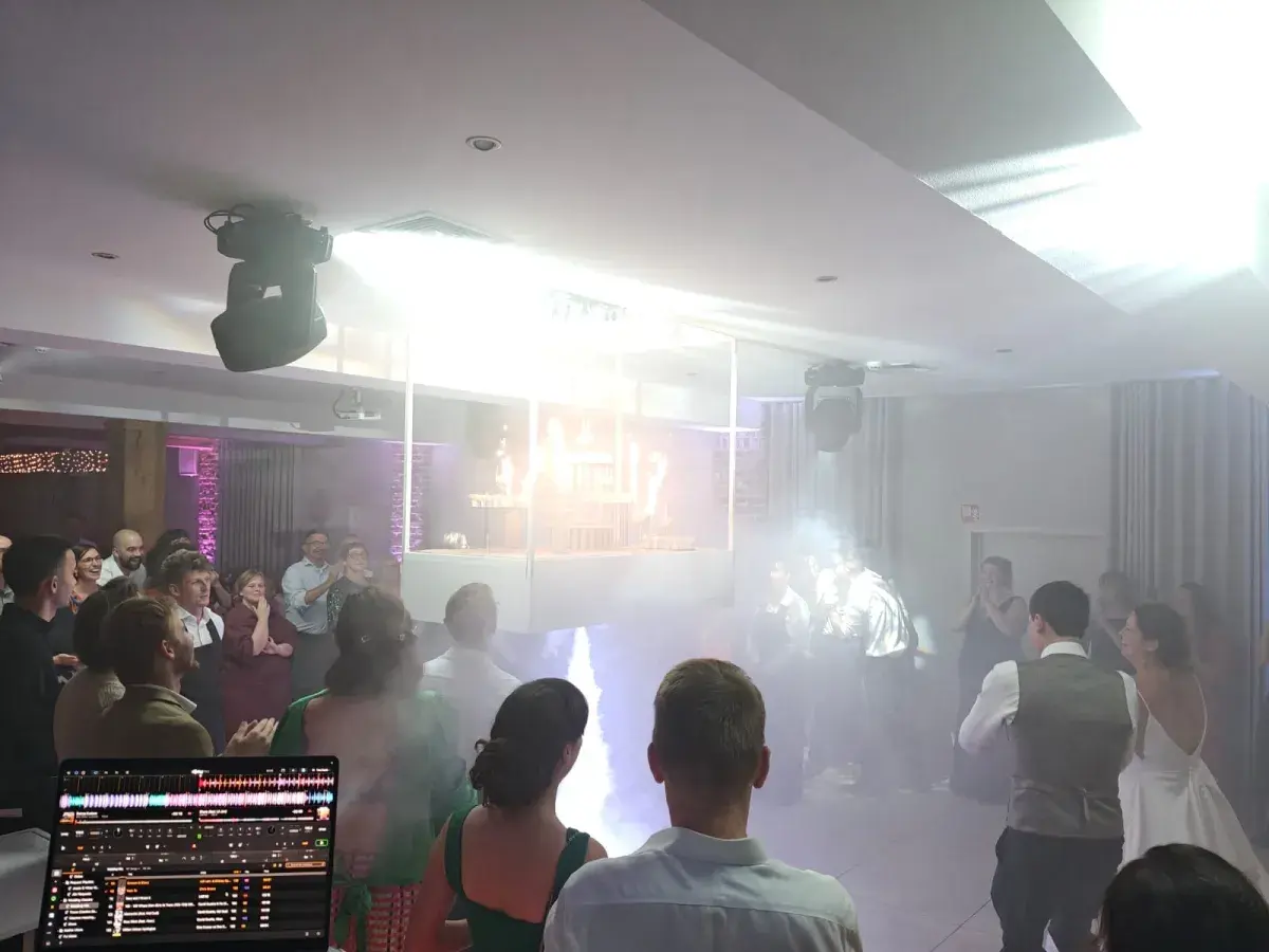 Dansvloer met rook en lichteffecten op trouwfeest