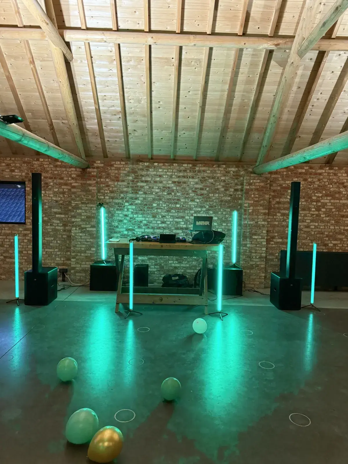 DJ setup met LED-verlichting in rustieke schuur