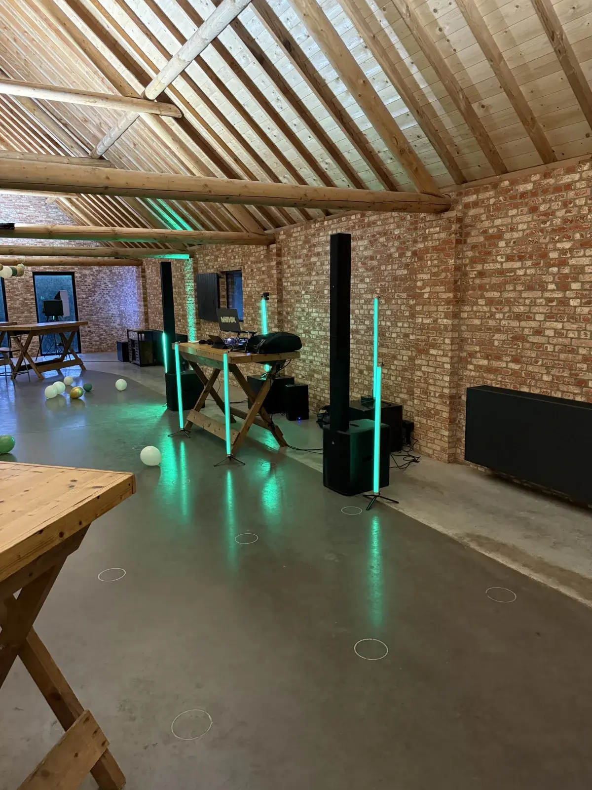 Geluidsinstallatie met sfeerverlichting in feestzaal