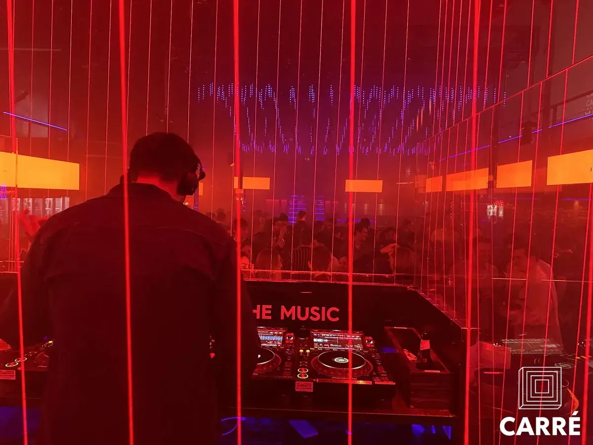 DJ Mathix achter de decks @ Carré met rode lichten