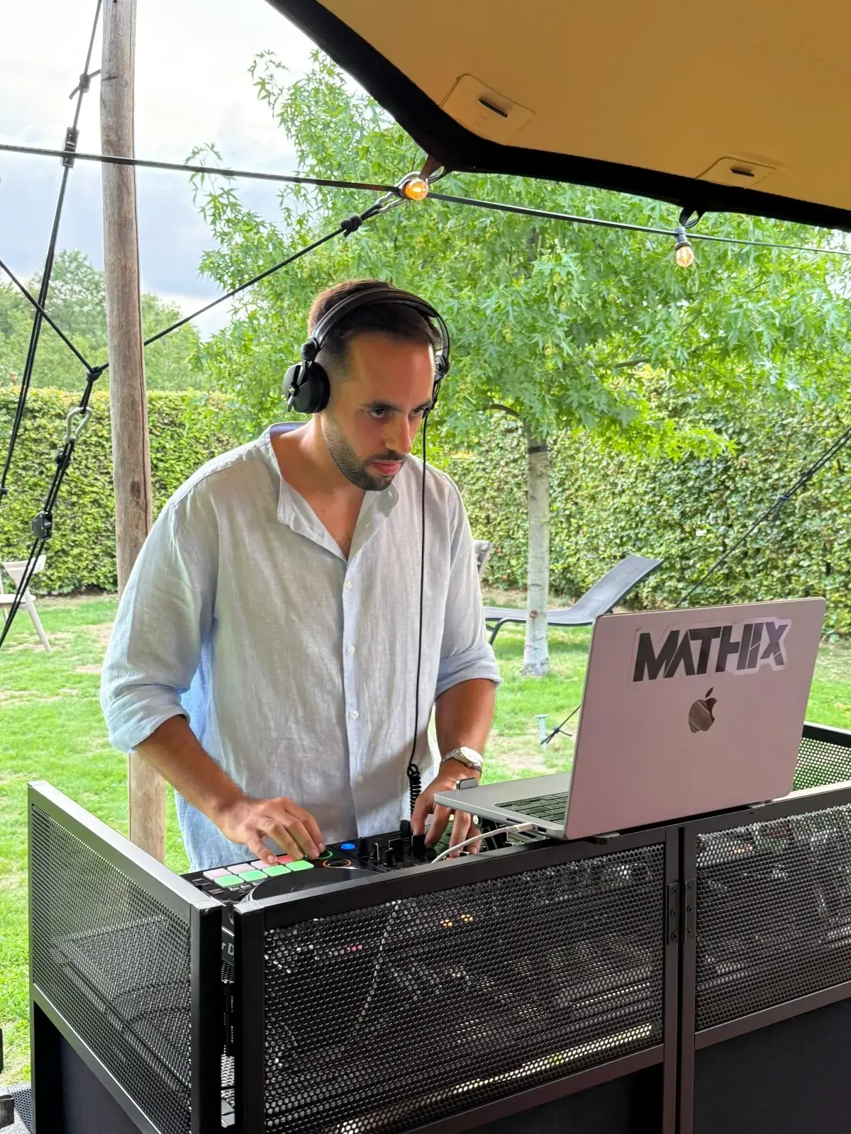 DJ Mathix draait op tuinfeest