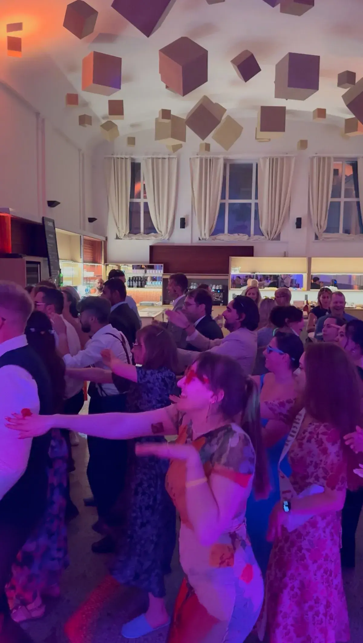 Volle dansvloer op feest met sfeerverlichting