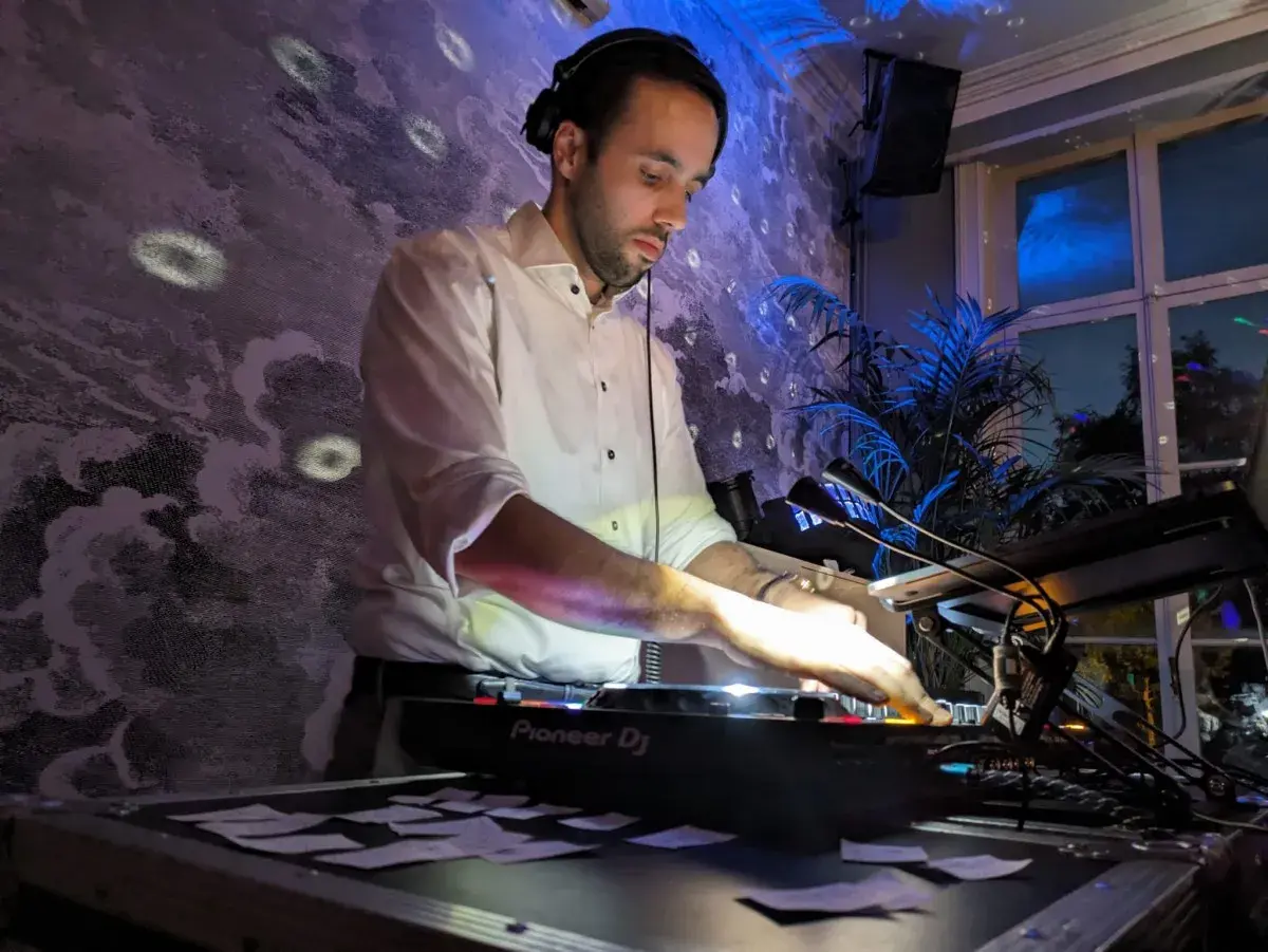 DJ Mathix mixt op Pioneer DJ op trouwfeest